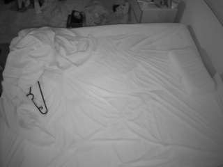 voyeurcam-julmodels-whitebed-3