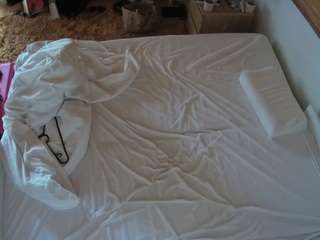 voyeurcam-julmodels-whitebed-3