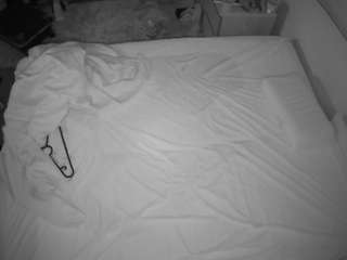 voyeurcam-julmodels-whitebed-3