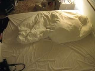 voyeurcam-julmodels-whitebed-3