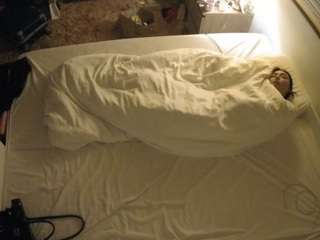 voyeurcam-julmodels-whitebed-3