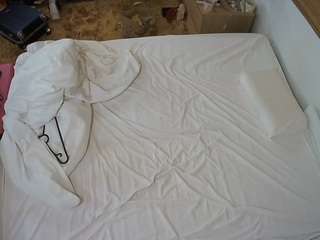 voyeurcam-julmodels-whitebed-3