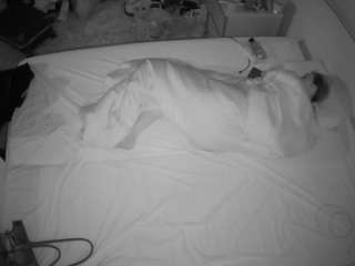 voyeurcam-julmodels-whitebed-3