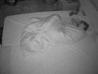 voyeurcam-julmodels-whitebed-3