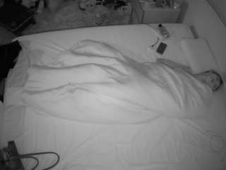 voyeurcam-julmodels-whitebed-3