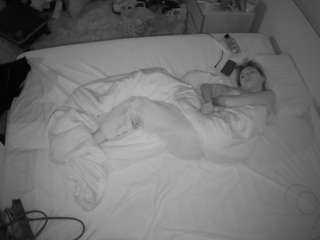 voyeurcam-julmodels-whitebed-3