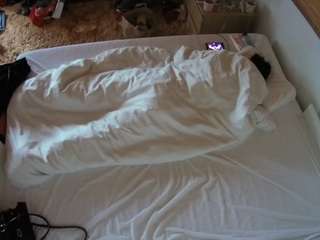voyeurcam-julmodels-whitebed-3