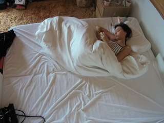 voyeurcam-julmodels-whitebed-3