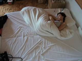 voyeurcam-julmodels-whitebed-3
