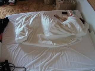 voyeurcam-julmodels-whitebed-3
