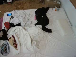 voyeurcam-julmodels-whitebed-3