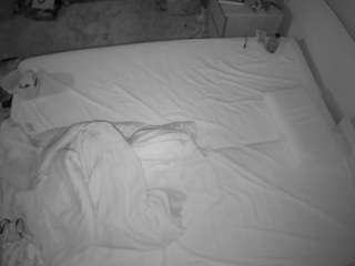 voyeurcam-julmodels-whitebed-3