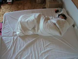 voyeurcam-julmodels-whitebed-3