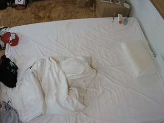 voyeurcam-julmodels-whitebed-3