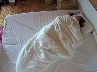 voyeurcam-julmodels-whitebed-3