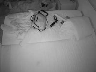 voyeurcam-julmodels-whitebed-3