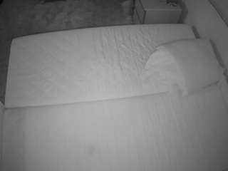 voyeurcam-julmodels-whitebed-3