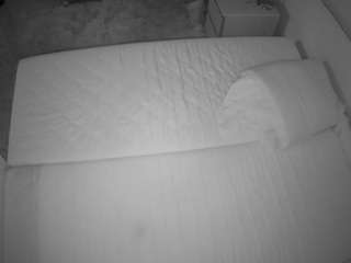 voyeurcam-julmodels-whitebed-3