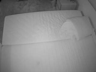 voyeurcam-julmodels-whitebed-3