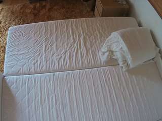 voyeurcam-julmodels-whitebed-3