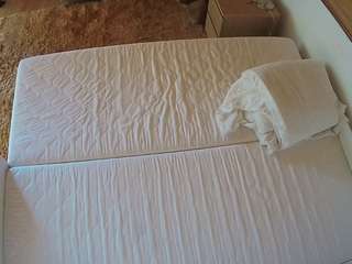 voyeurcam-julmodels-whitebed-3