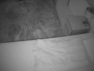 voyeurcam-julmodels-whitebed-3