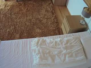 voyeurcam-julmodels-whitebed-3