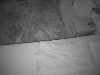 voyeurcam-julmodels-whitebed-3