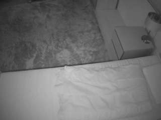 voyeurcam-julmodels-whitebed-3