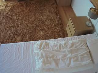 voyeurcam-julmodels-whitebed-3