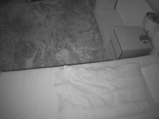 voyeurcam-julmodels-whitebed-3