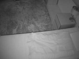 voyeurcam-julmodels-whitebed-3