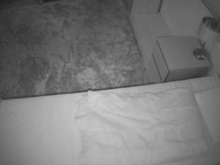 voyeurcam-julmodels-whitebed-3 camsoda