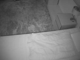 voyeurcam-julmodels-whitebed-3