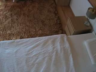 voyeurcam-julmodels-whitebed-3