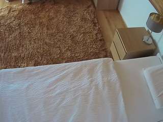 voyeurcam-julmodels-whitebed-3