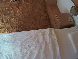 voyeurcam-julmodels-whitebed-3