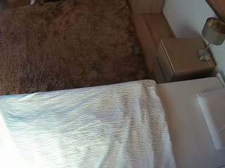 voyeurcam-julmodels-whitebed-3