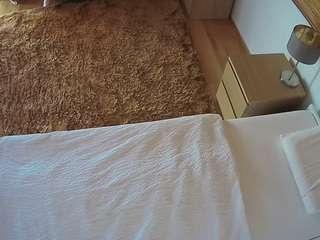 voyeurcam-julmodels-whitebed-3