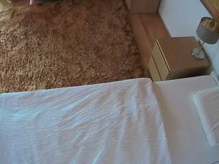 voyeurcam-julmodels-whitebed-3