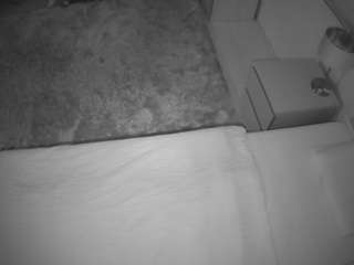 voyeurcam-julmodels-whitebed-3