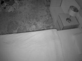 voyeurcam-julmodels-whitebed-3