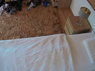 voyeurcam-julmodels-whitebed-3