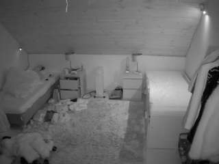 voyeurcam-julmodels-whitebed-3 camsoda