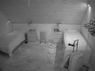 voyeurcam-julmodels-whitebed-3's CamSoda show and profile