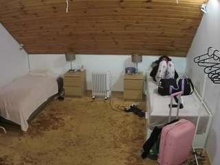 voyeurcam-julmodels-whitebed-3 webcam