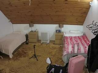 voyeurcam-julmodels-whitebed-3 camsoda