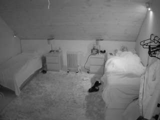 voyeurcam-julmodels-whitebed-3 camsoda