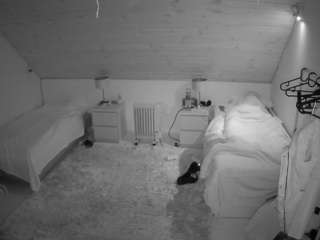 voyeurcam-julmodels-whitebed-3 webcam