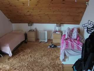 voyeurcam-julmodels-whitebed-3 webcam